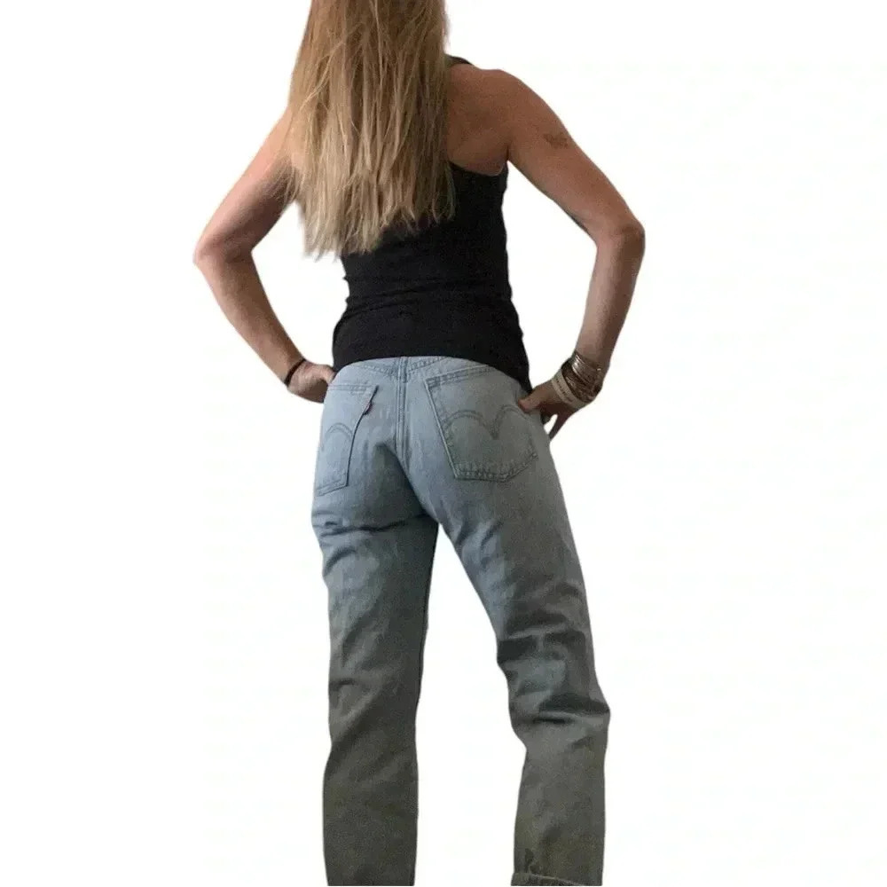 Levi Wedgie Straight Distressed Cropped Light wash Button Fly Women’s Size 26x25